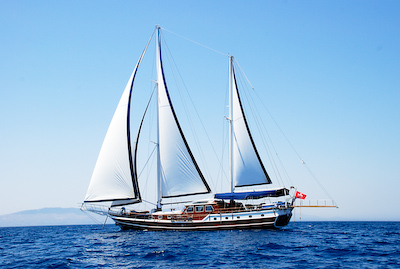 Dulcinea under full sail